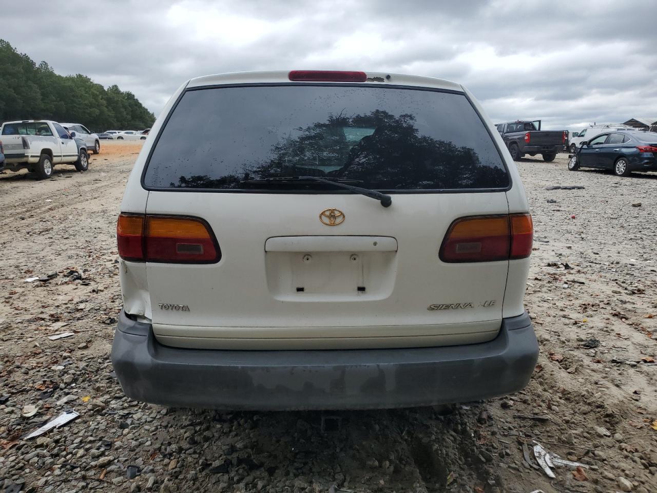1999 Toyota Sienna Le VIN: 4T3ZF13C2XU160825 Lot: 84403005