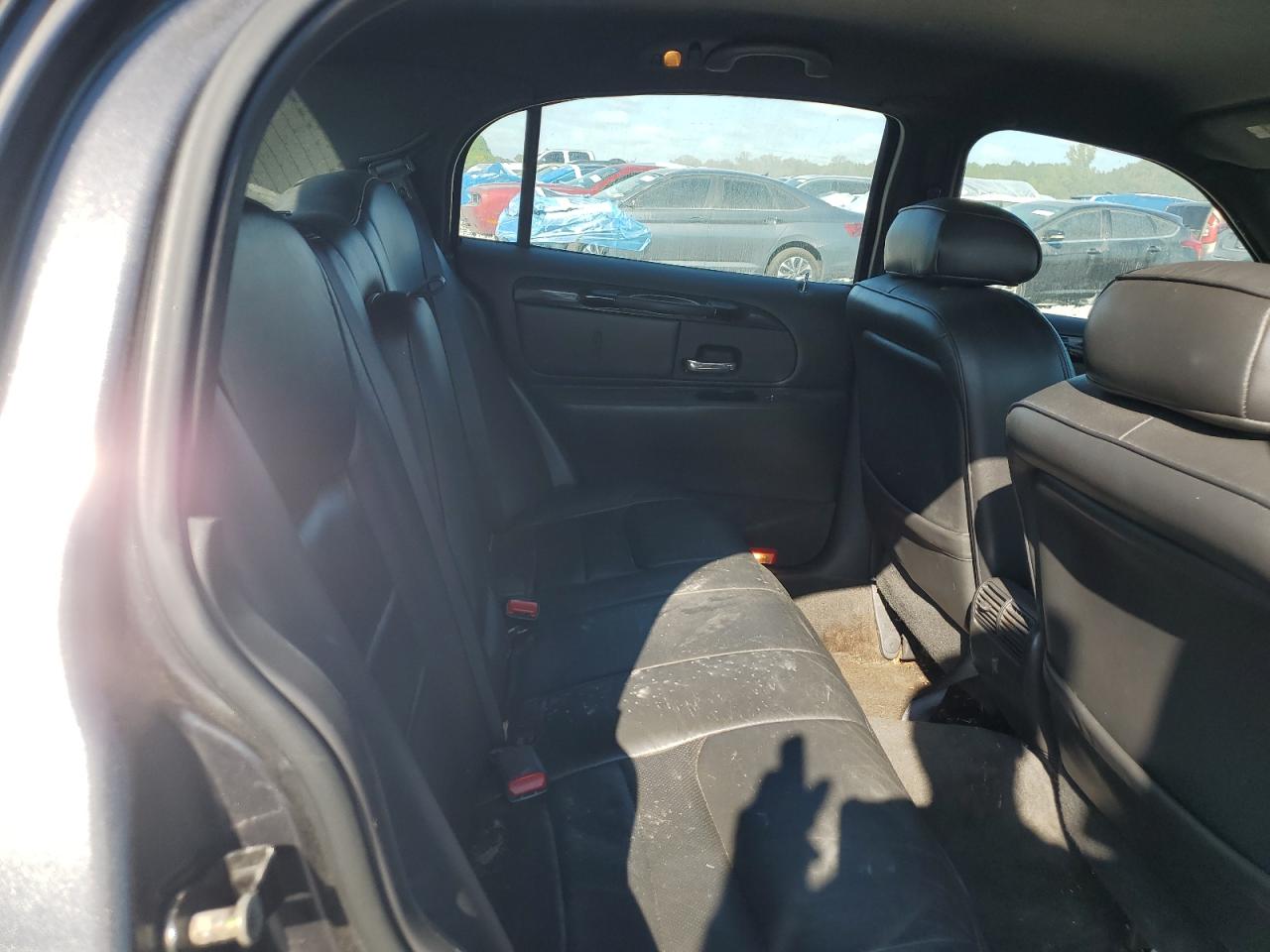 1999 Lincoln Town Car Signature VIN: 1LNHM82W4XY704135 Lot: 84196655