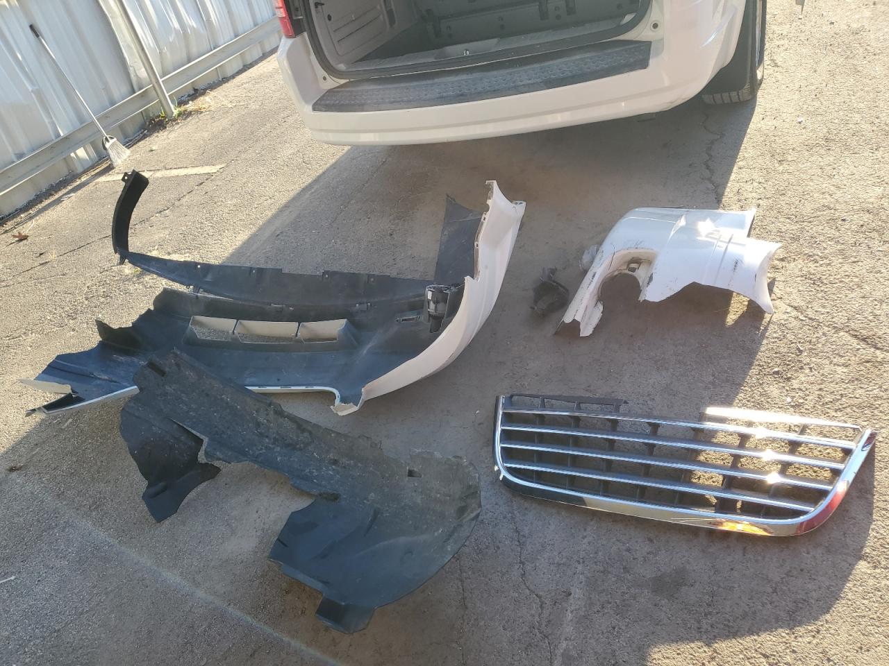 2010 Chrysler Town & Country Touring VIN: 2A4RR5D12AR198403 Lot: 81894355