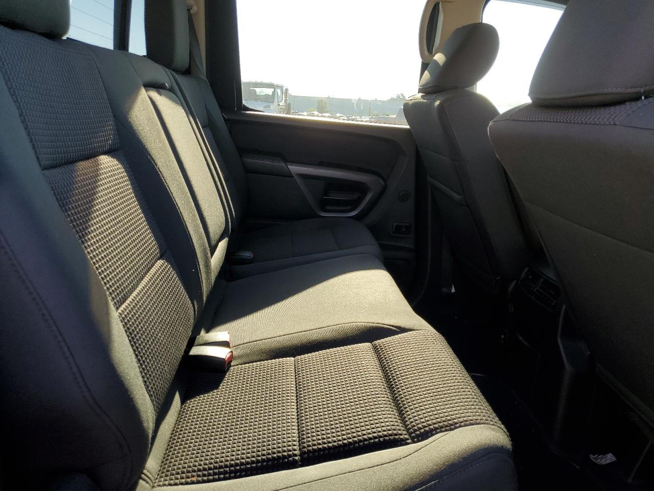 2015 Nissan Titan - Image 10