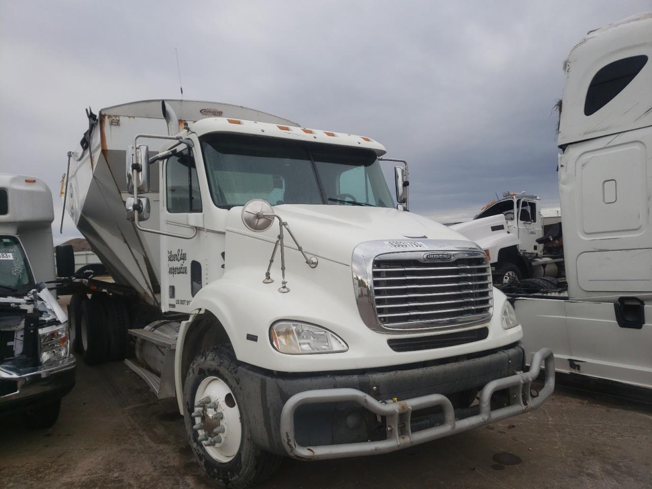 Eldridge, IA에서 판매 중인 2006 Freightliner Columbia 112 - Side