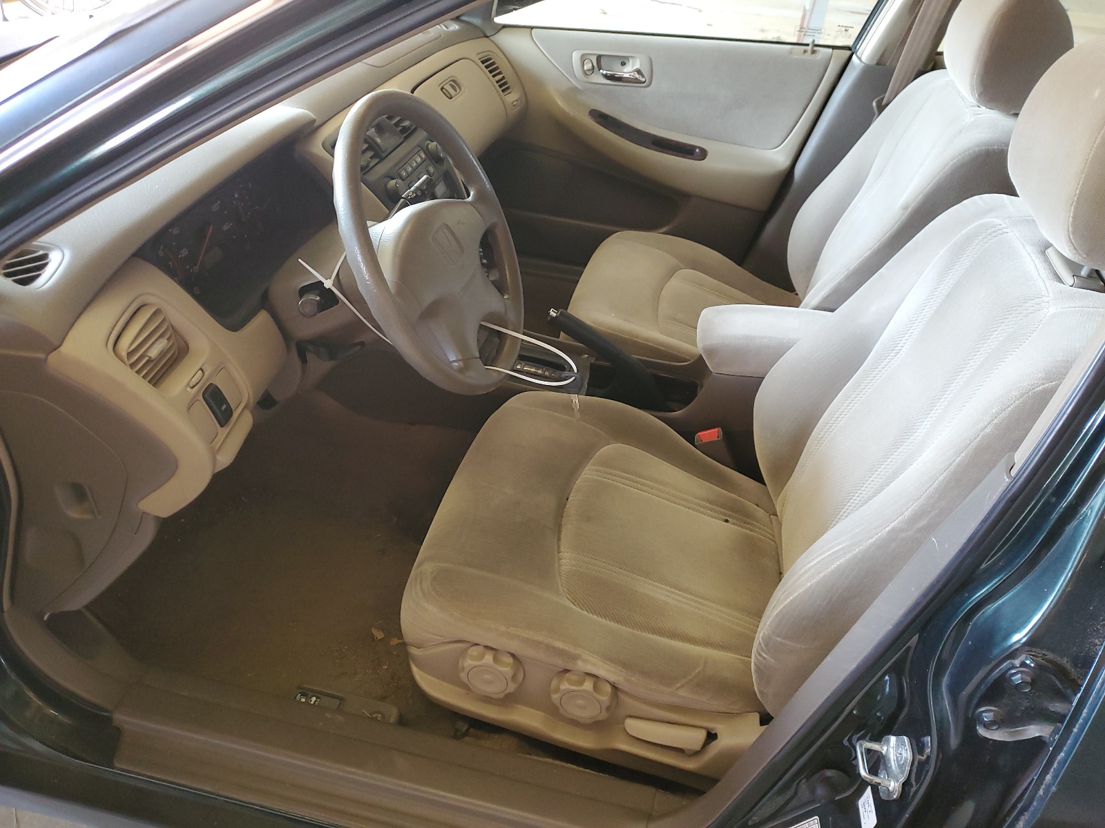 1HGCG5674YA058310 2000 Honda Accord Se