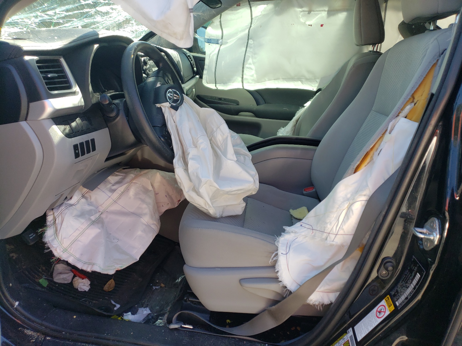 5TDZARFH2JS039726 2018 Toyota Highlander Le