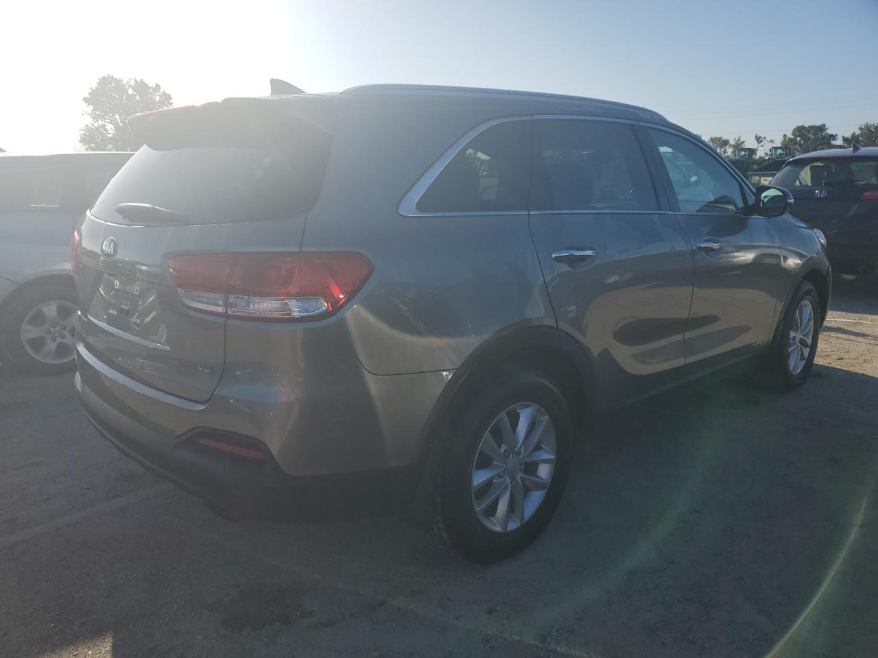 2018 Kia Sorento Lx VIN: 5XYPGDA5XJG371917 Lot: 70428293