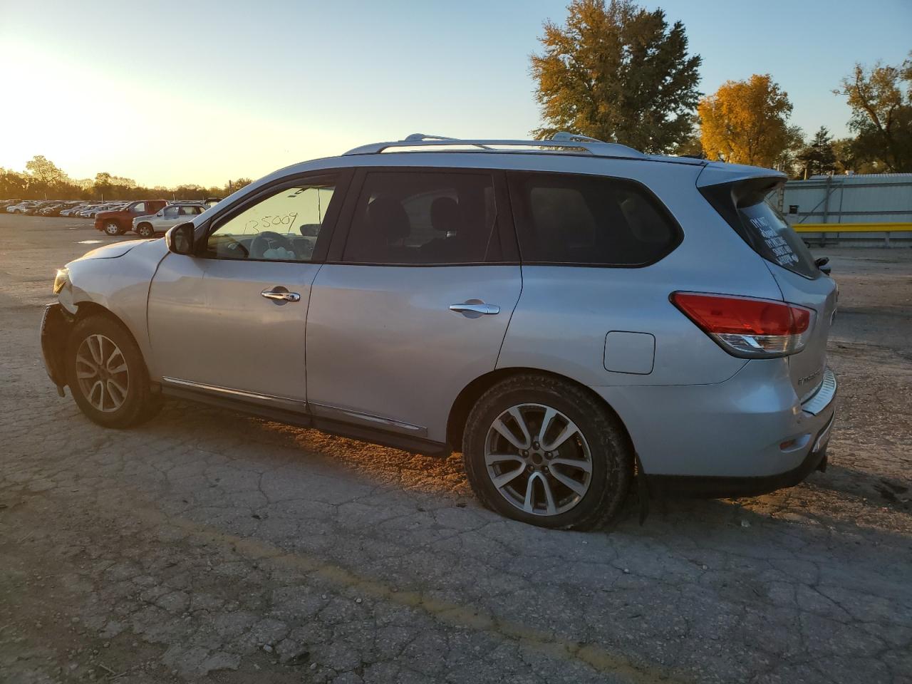 2015 Nissan Pathfinder - Image 2