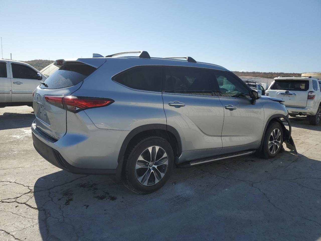 2022 Toyota Highlander - Image 3