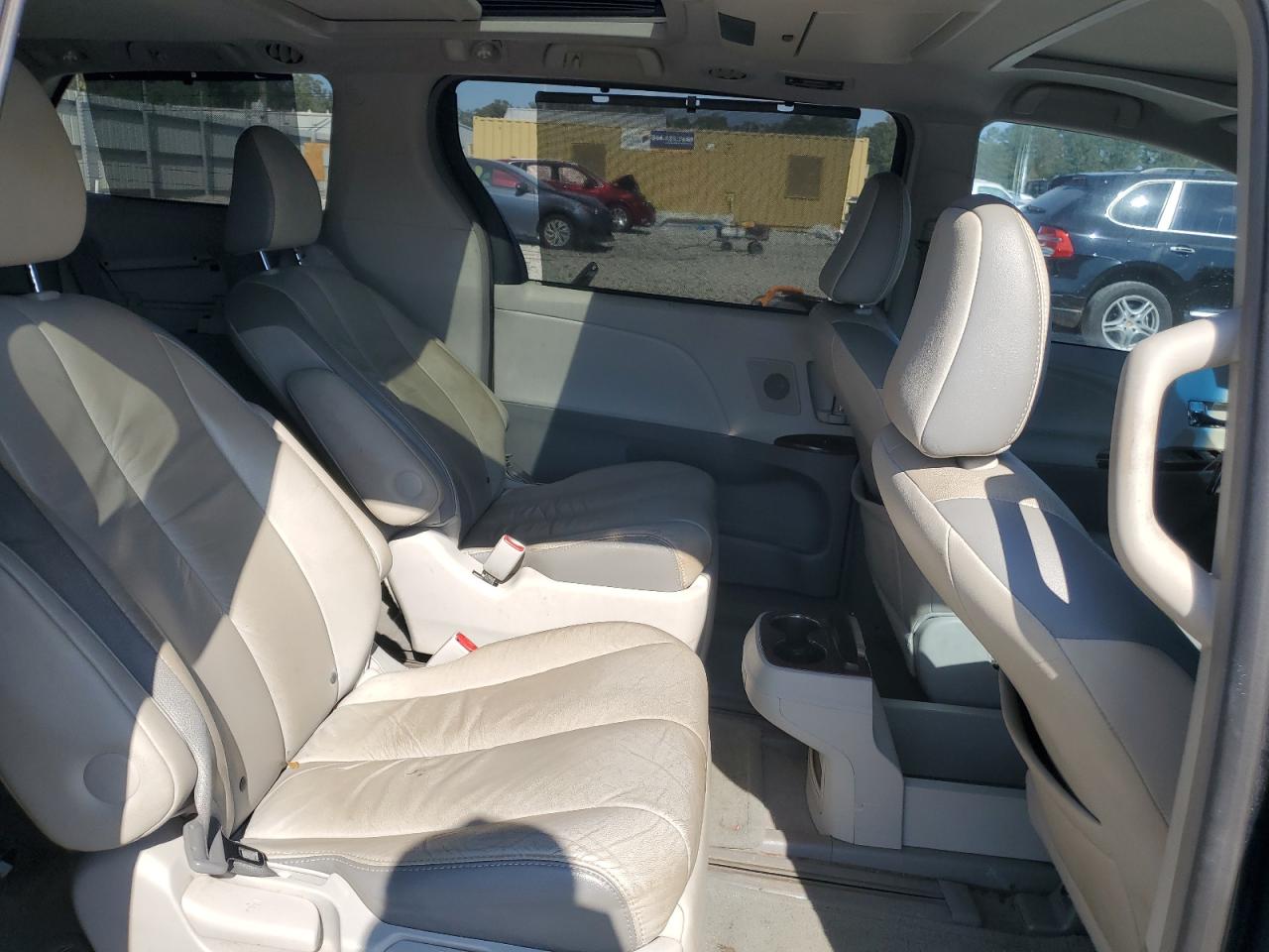 2012 Toyota Sienna - Image 11