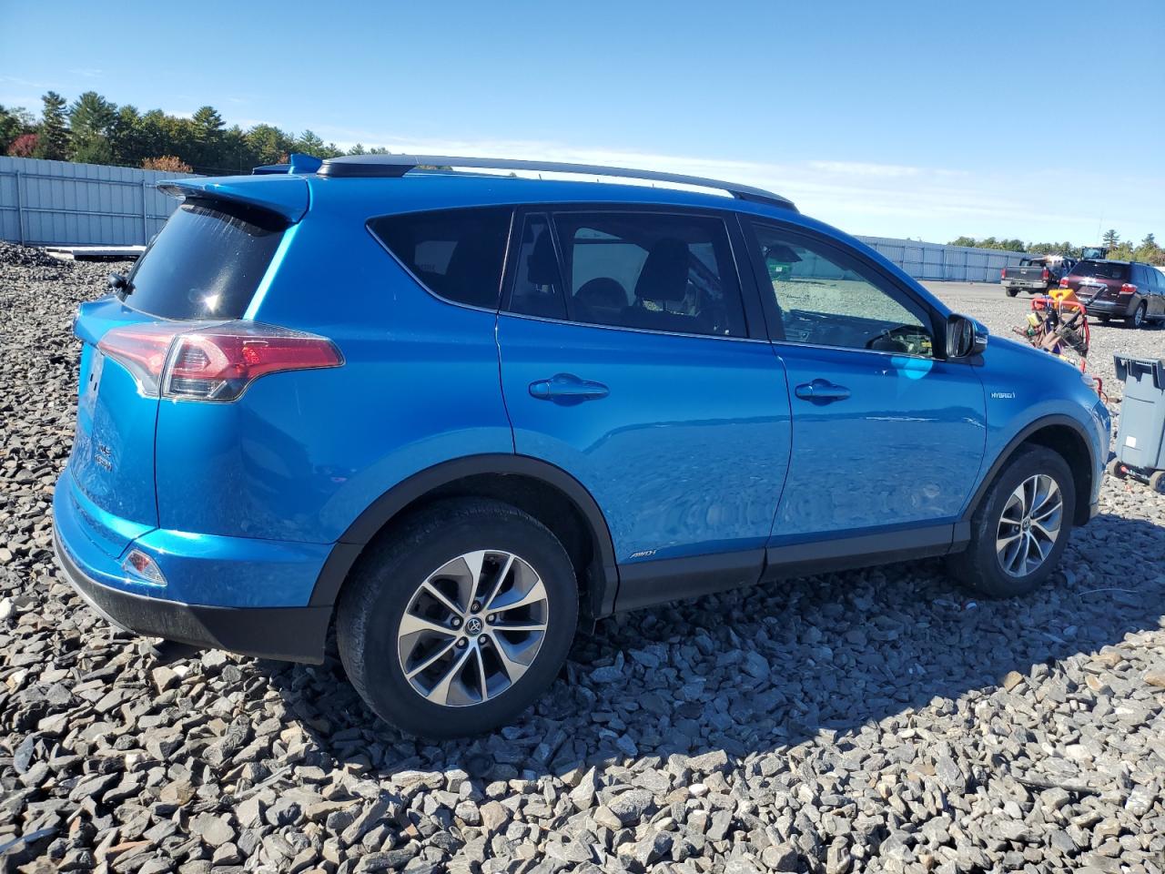 VIN JTMRJREV7HD109587 2017 TOYOTA RAV4 no.3