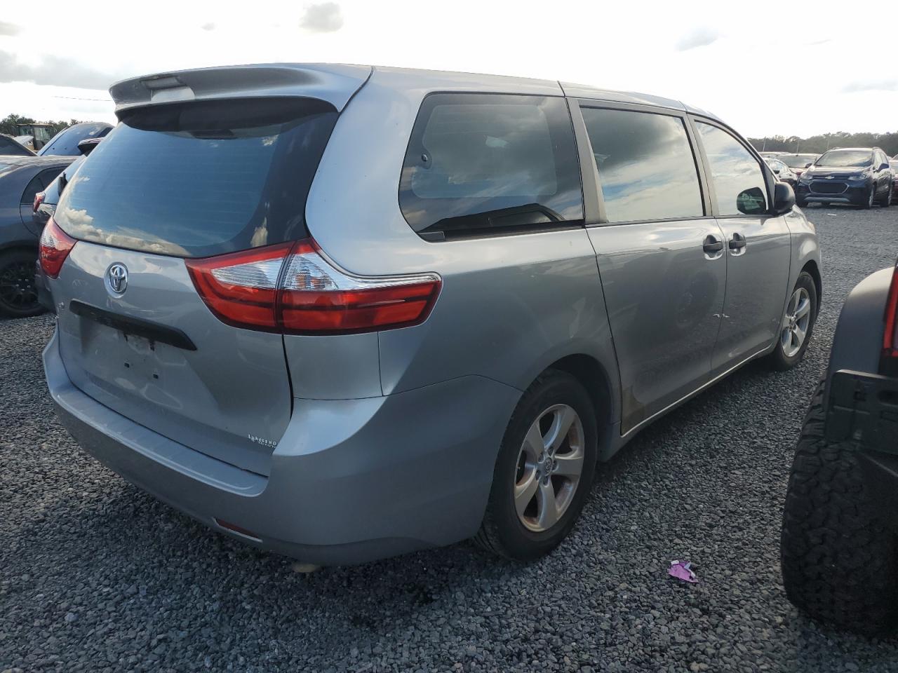 2015 Toyota Sienna - Image 3
