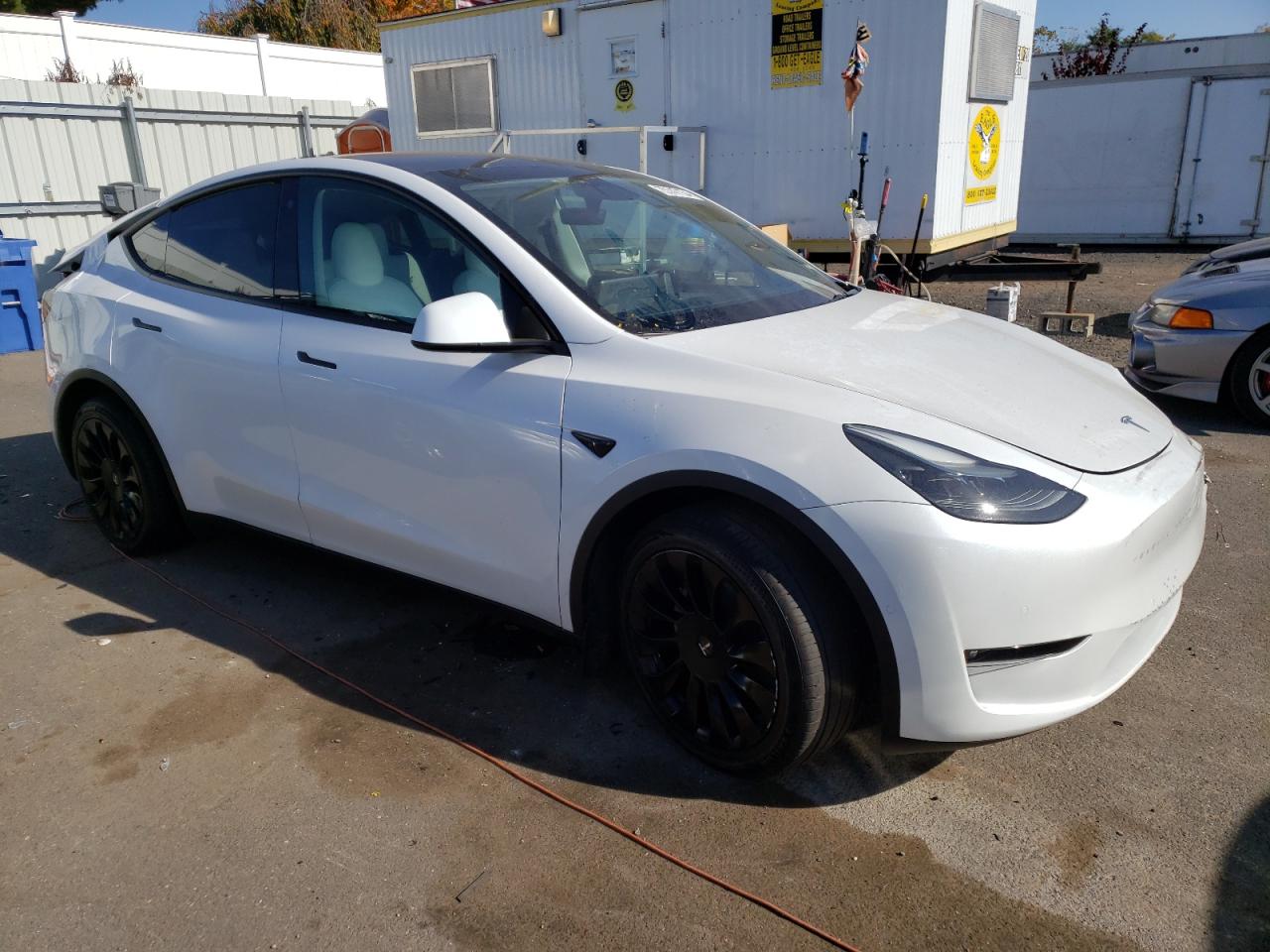 VIN 7SAYGDEE3NF533515 2022 TESLA MODEL Y no.4