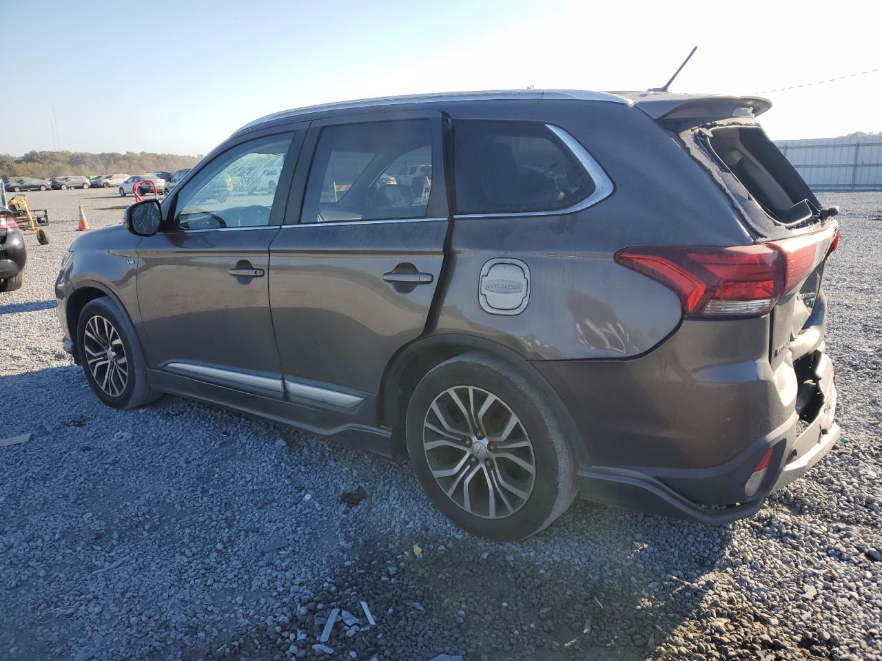 2016 Mitsubishi Outlander - Image 2