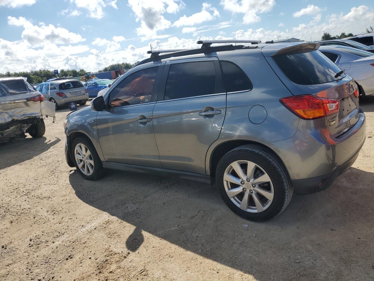 2015 Mitsubishi Outlander - Image 2