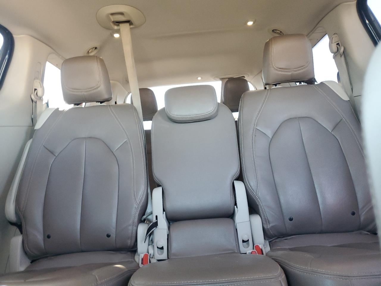 2017 Chrysler Pacifica - Image 10