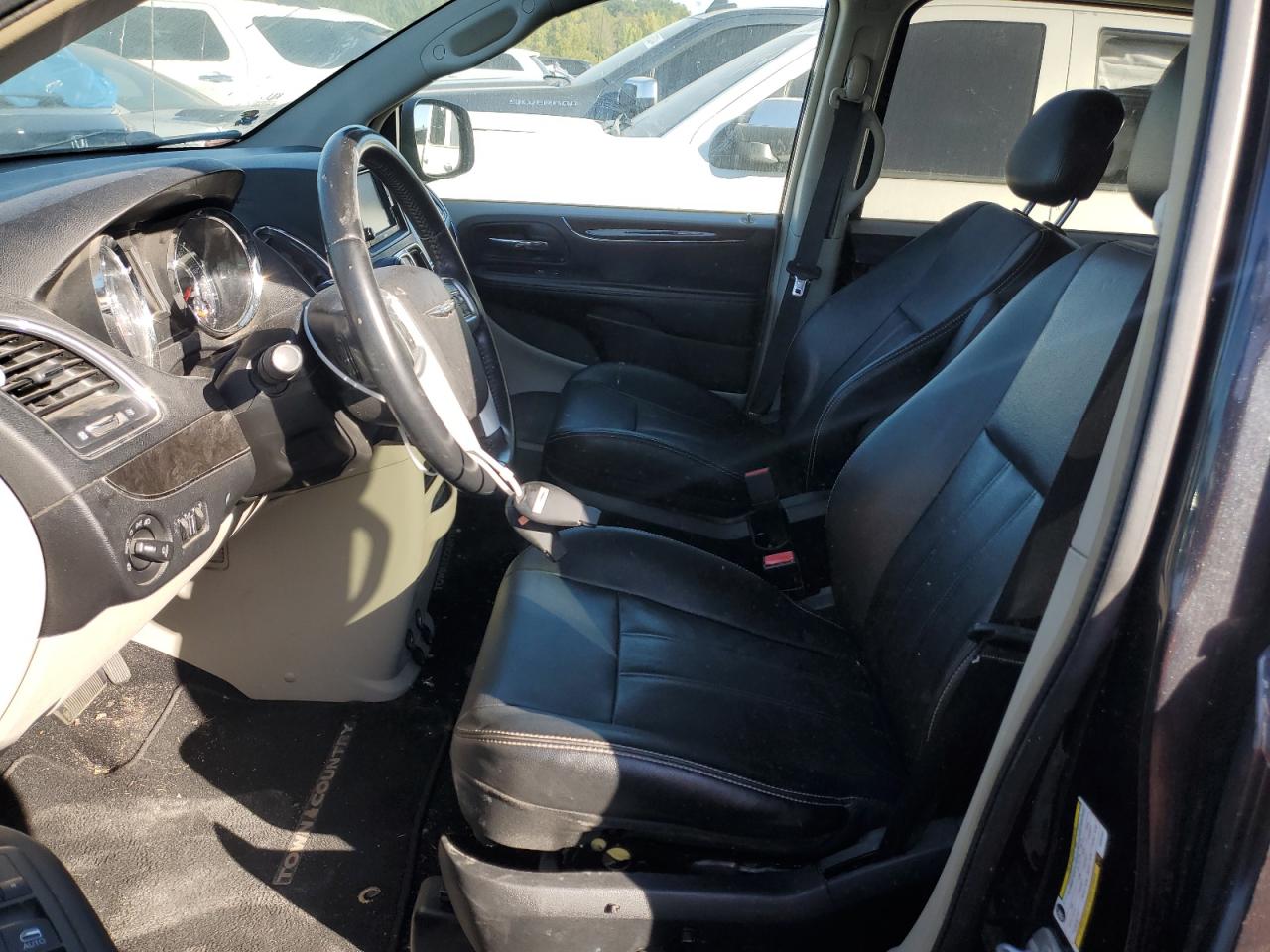 2014 Chrysler Town & Country - Image 7