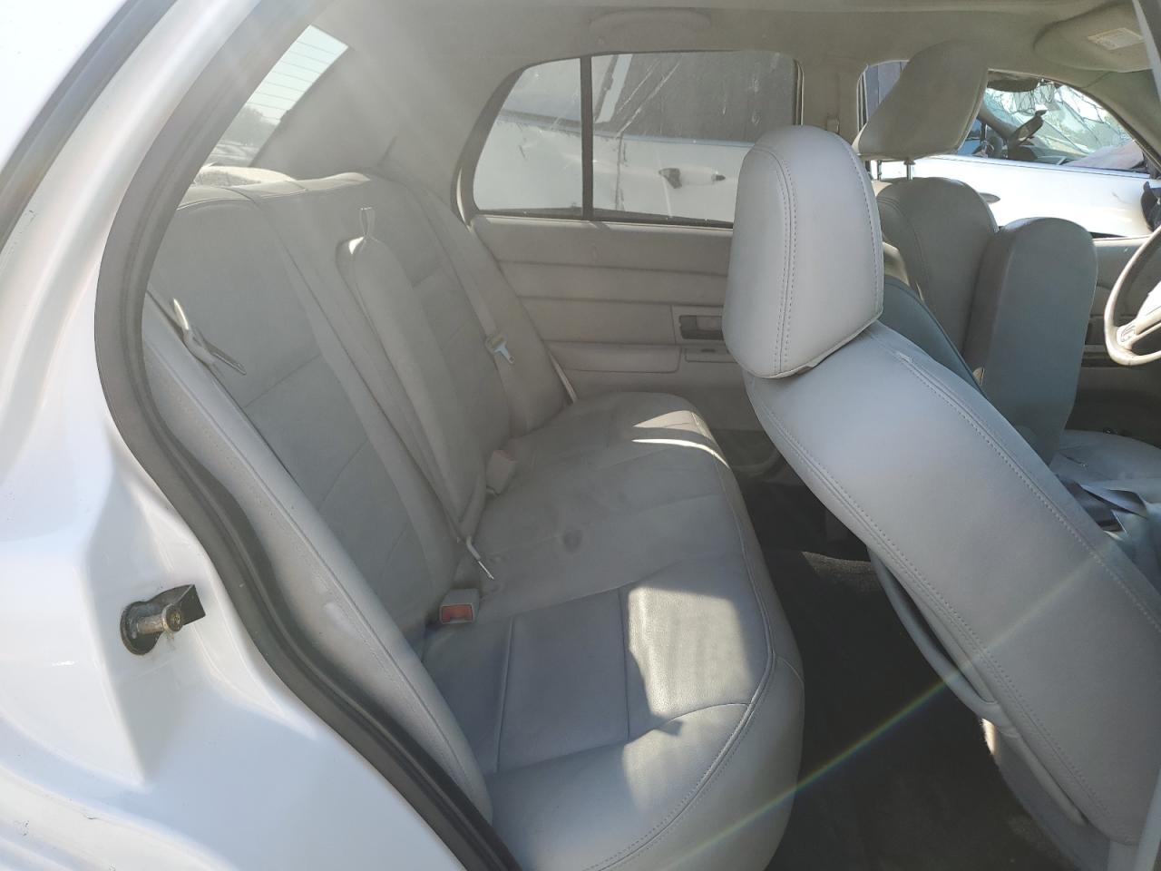 2004 Ford Crown Victoria - Image 11