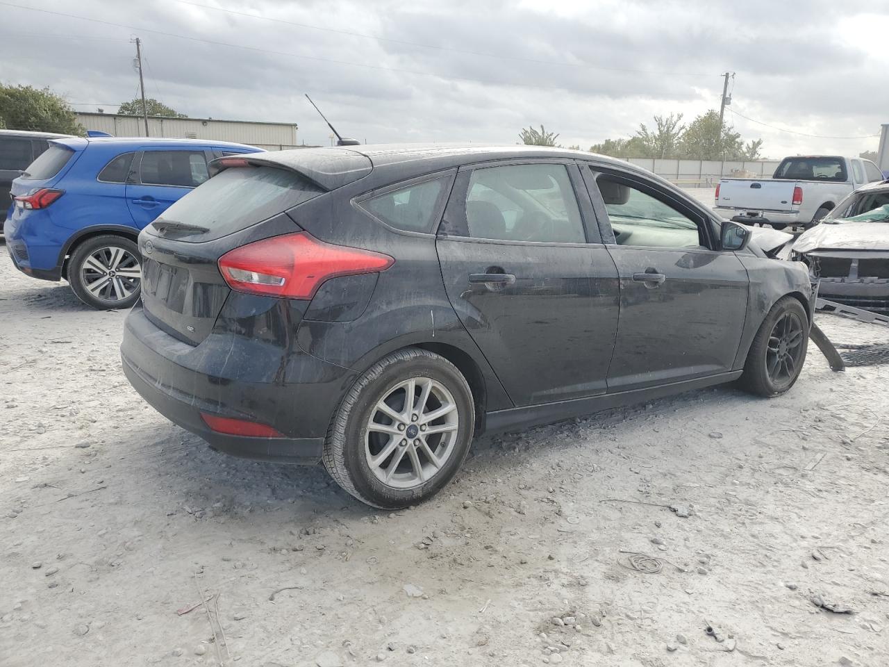 VIN 1FADP3K27JL330723 2018 FORD FOCUS no.3