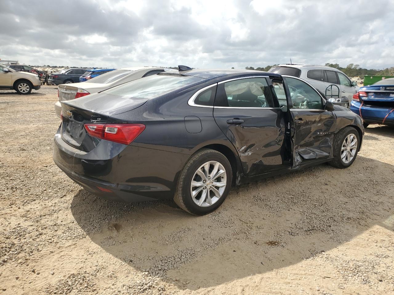 2023 Chevrolet Malibu - Image 3