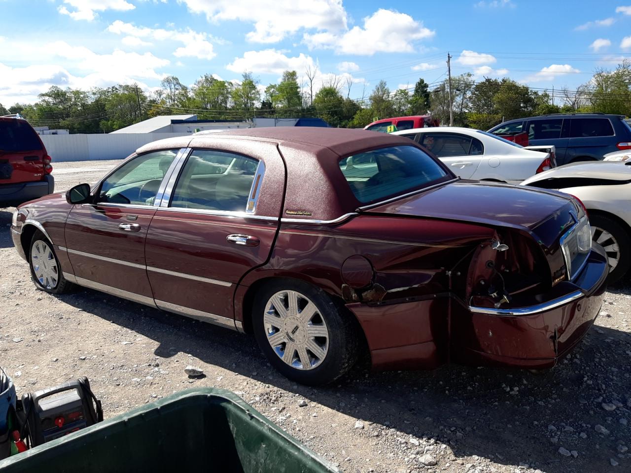 2003 Lincoln Town Car - Image 2