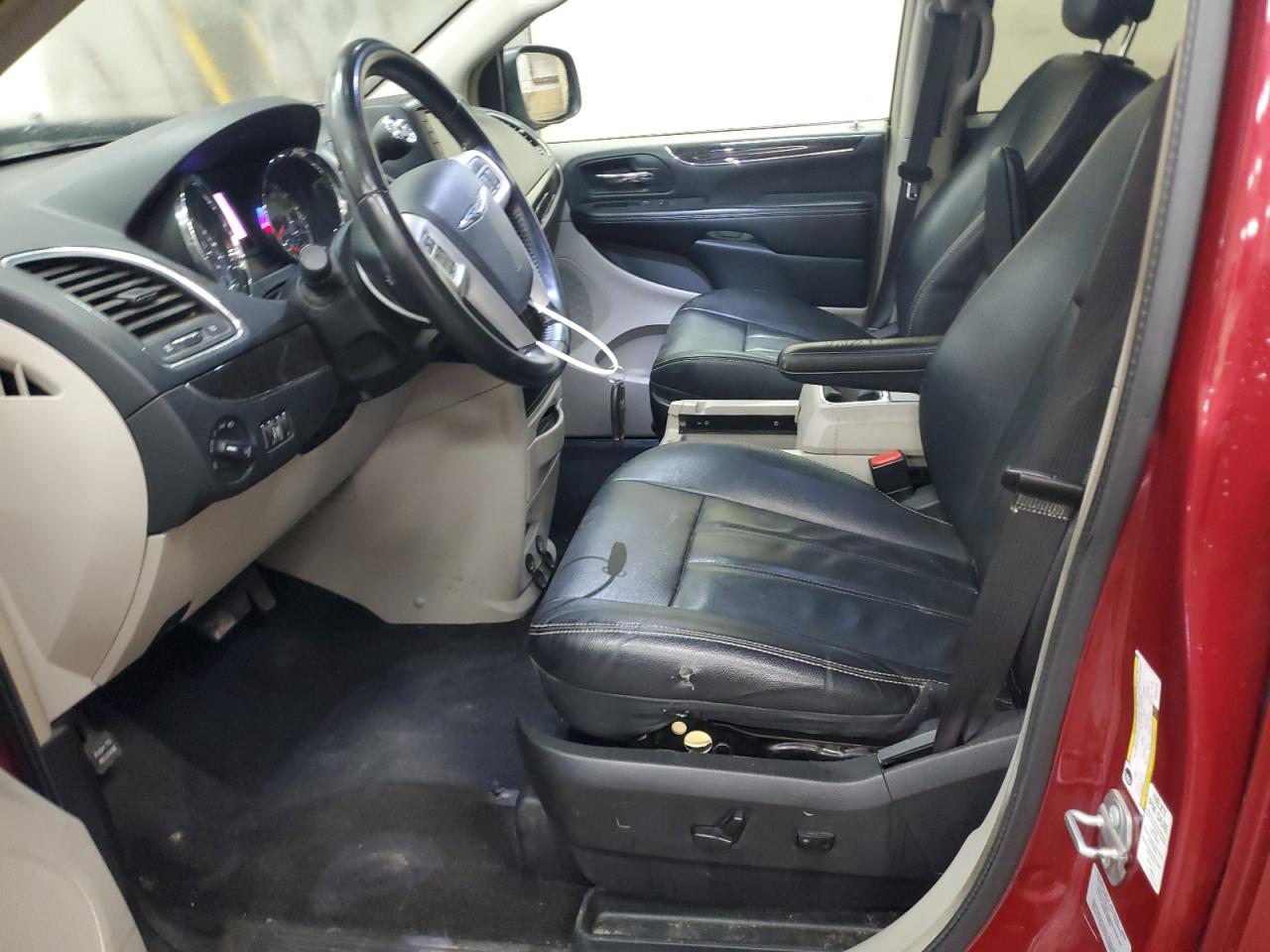 2015 Chrysler Town & Country - Image 7