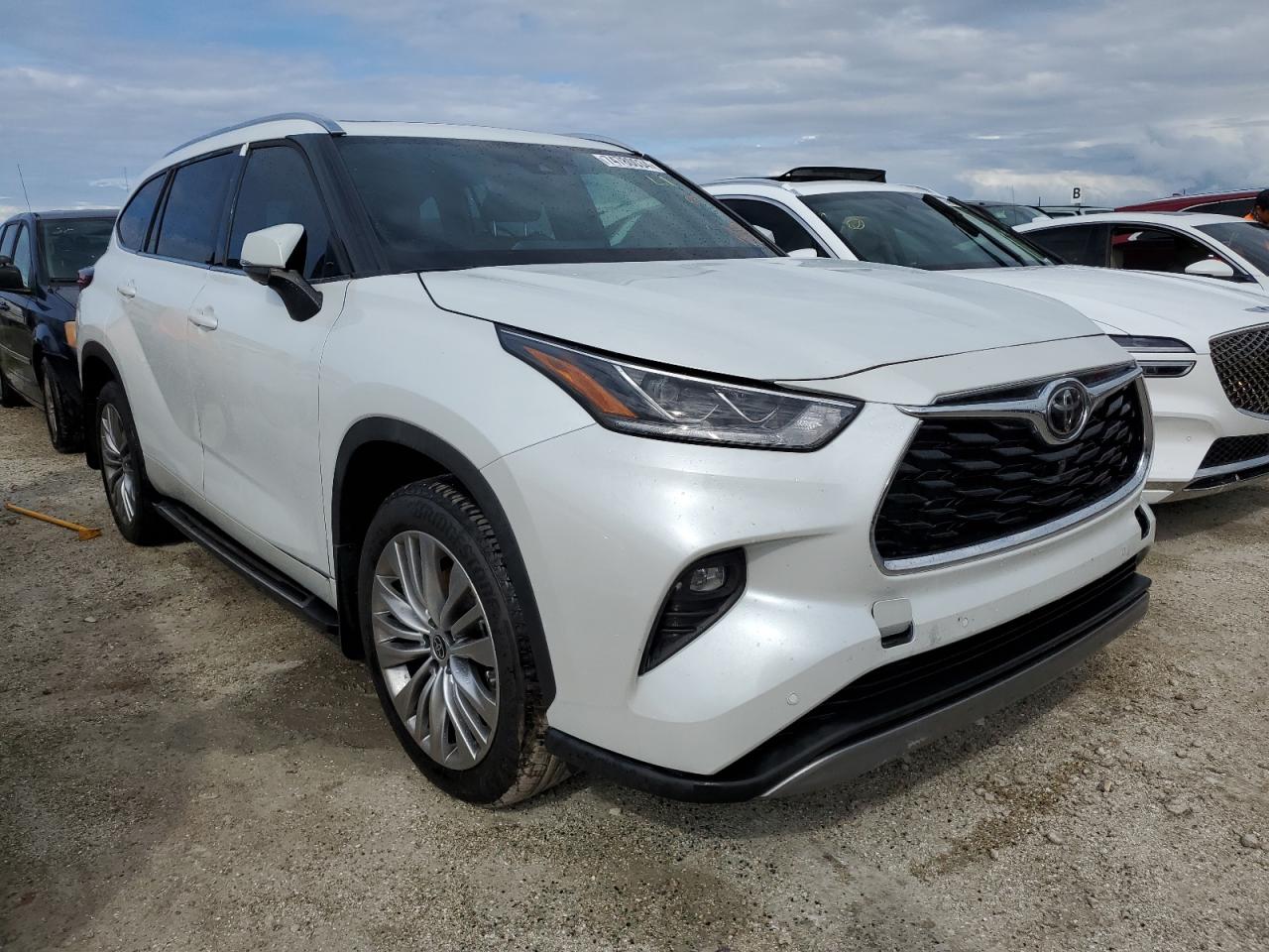 2022 Toyota Highlander - Image 4