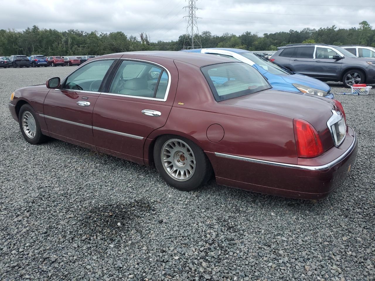 2001 Lincoln Town Car - Image 2