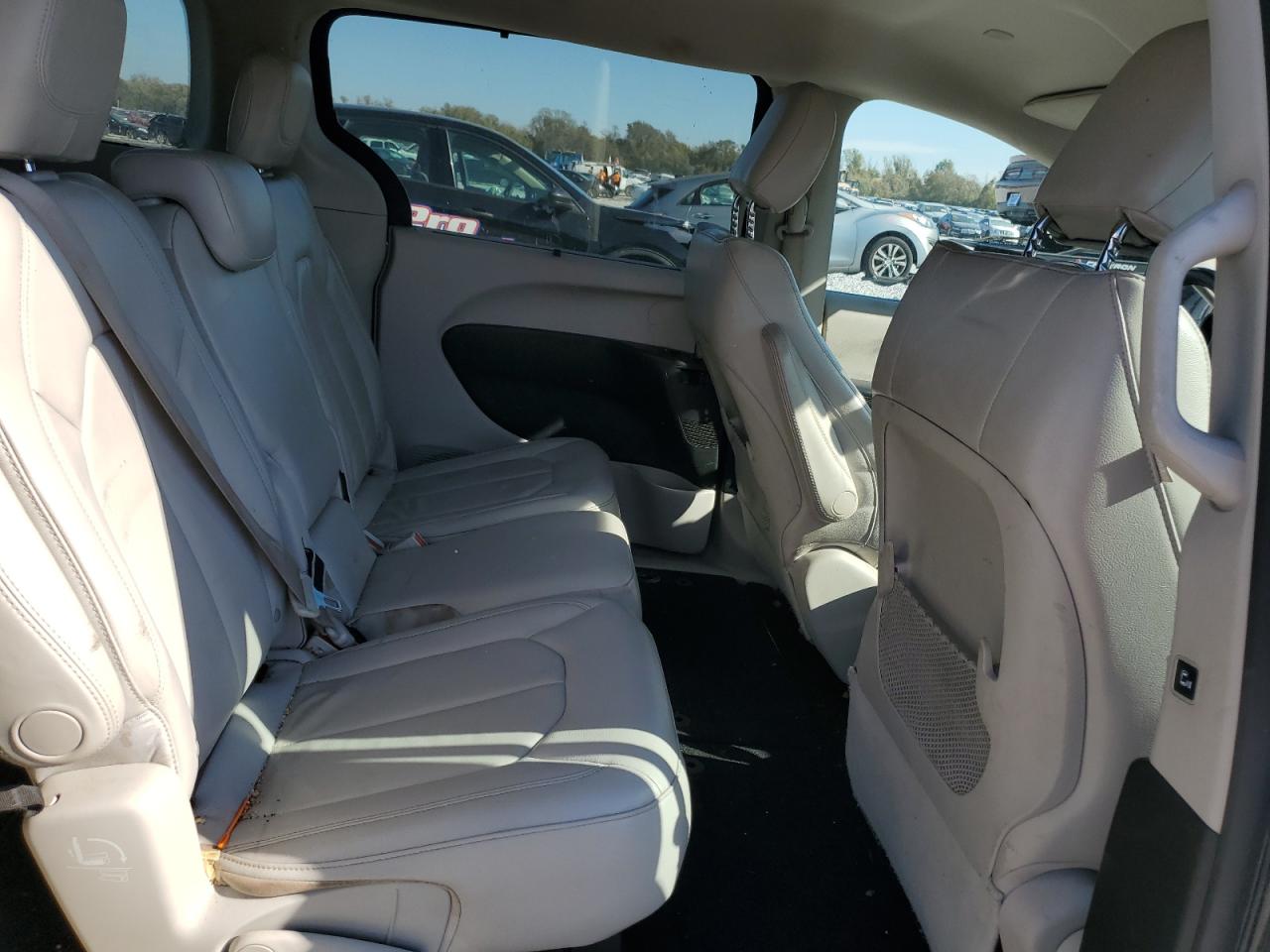 2017 Chrysler Pacifica - Image 11
