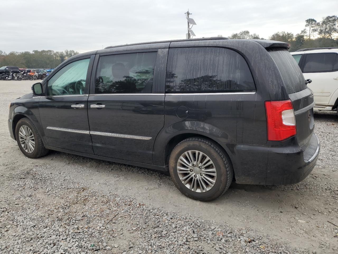 2014 Chrysler Town & Country - Image 2