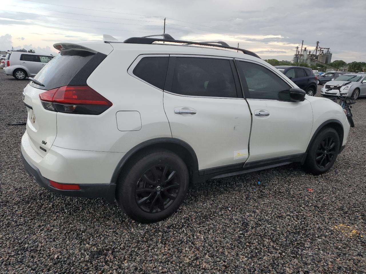 2018 Nissan Rogue - Image 3