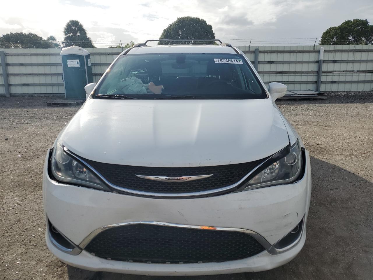 2017 Chrysler Pacifica - Image 5