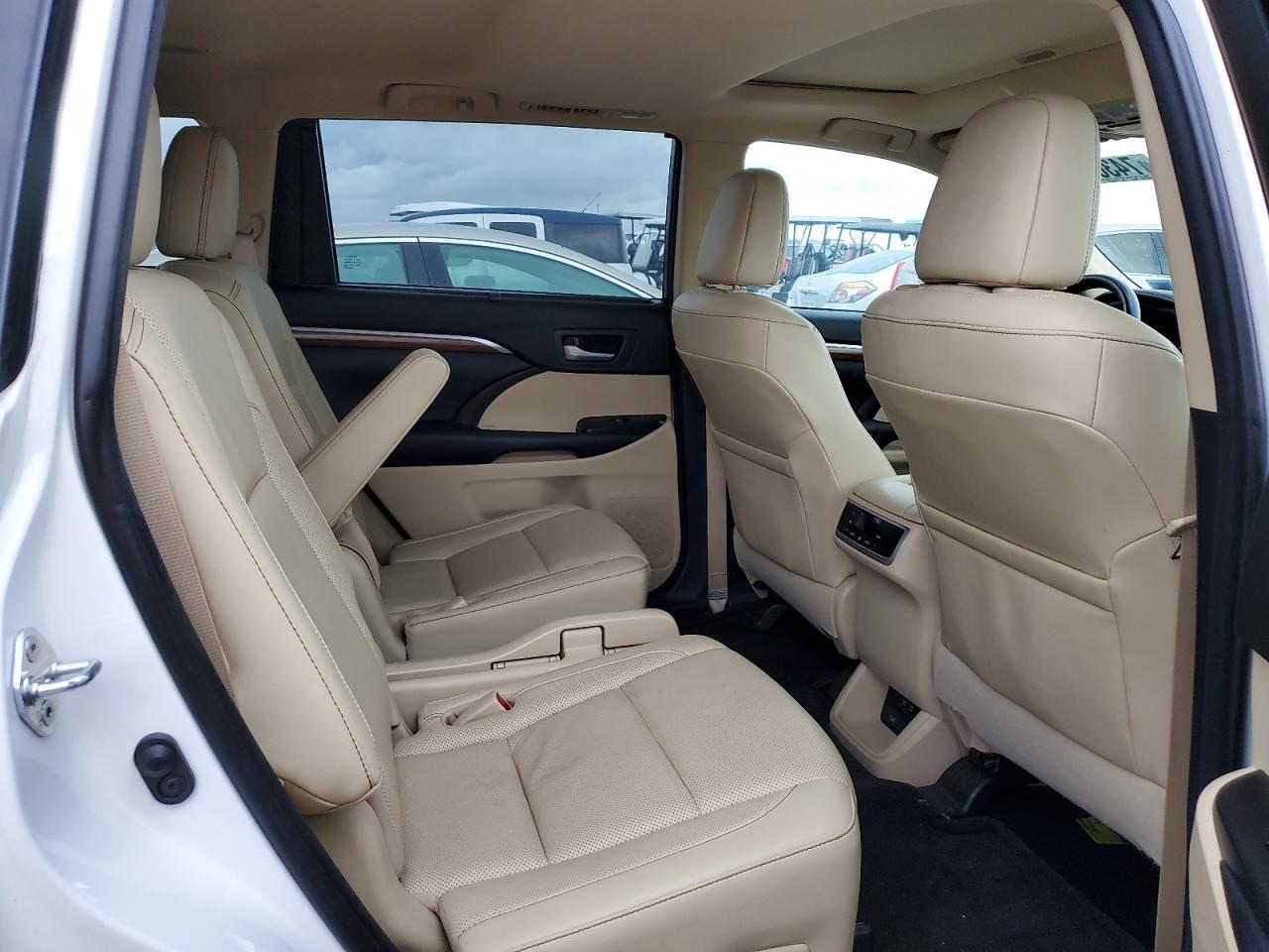 2017 Toyota Highlander - Image 11