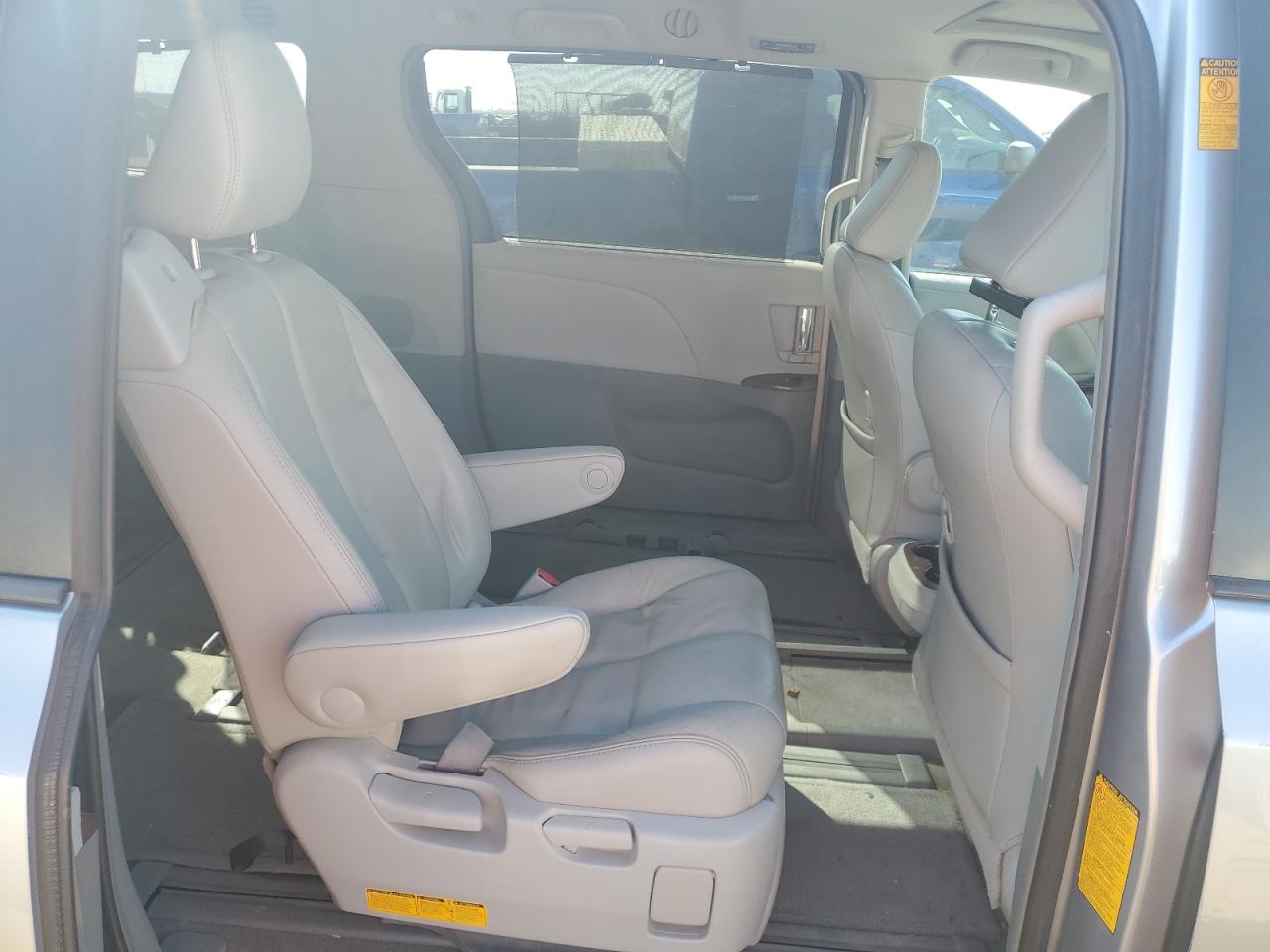 2013 Toyota Sienna - Image 12