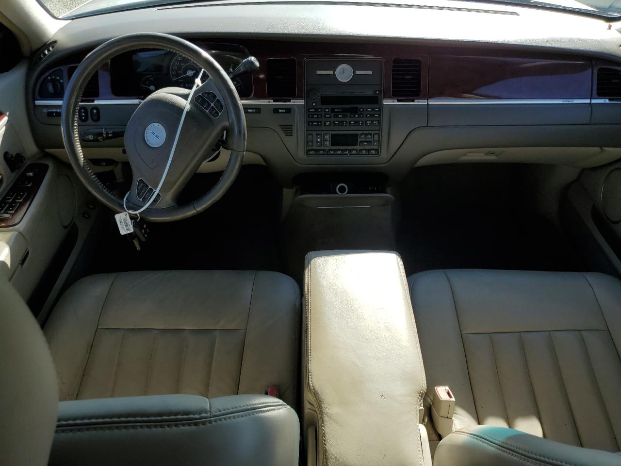 2004 Lincoln Town Car - Image 8