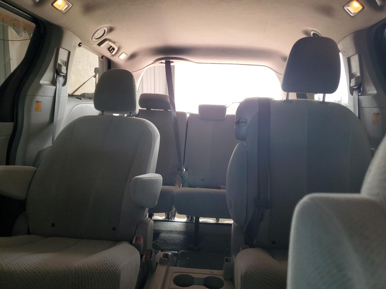 2011 Toyota Sienna - Image 10