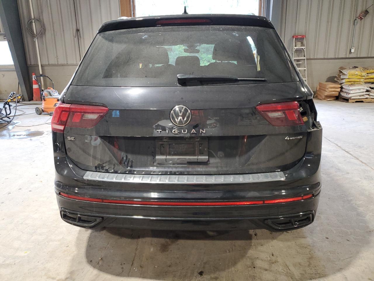 3VV8B7AX2PM018557 2023 Volkswagen Tiguan Se R-Line Black