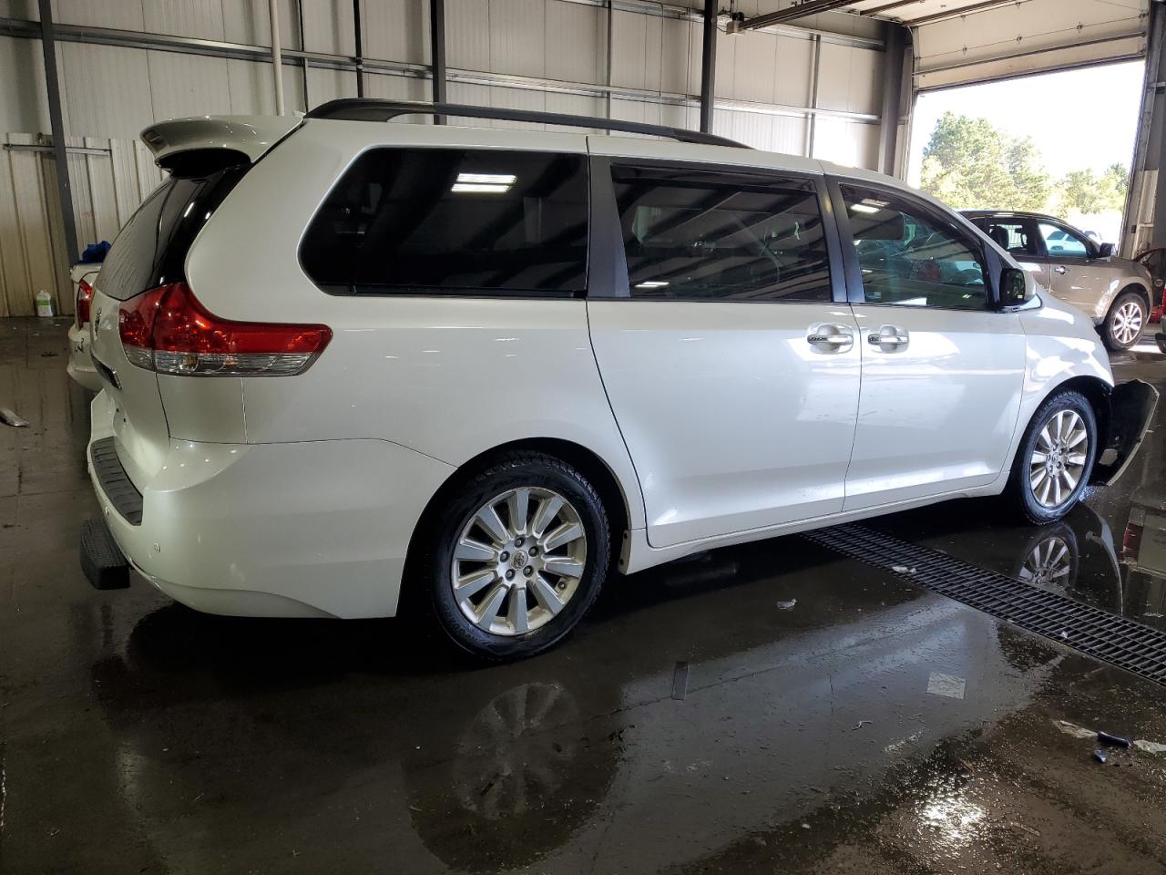 2011 Toyota Sienna Xle VIN: 5TDYK3DC4BS030508 Lot: 74082154