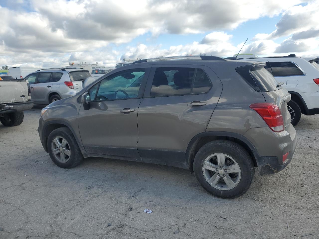 2021 Chevrolet Trax - Image 2