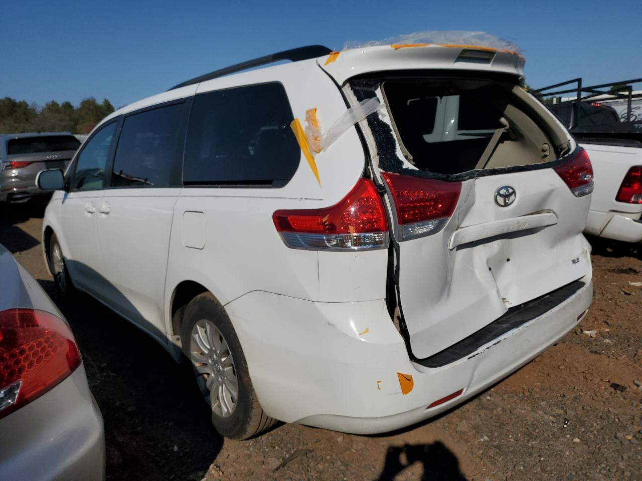 2014 Toyota Sienna - Image 2