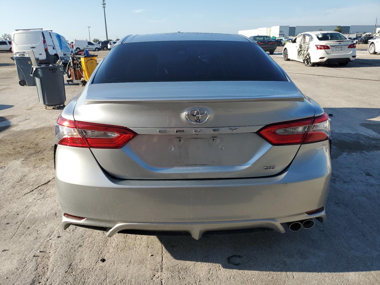 4T1B11HK7JU615698 2018 Toyota Camry L