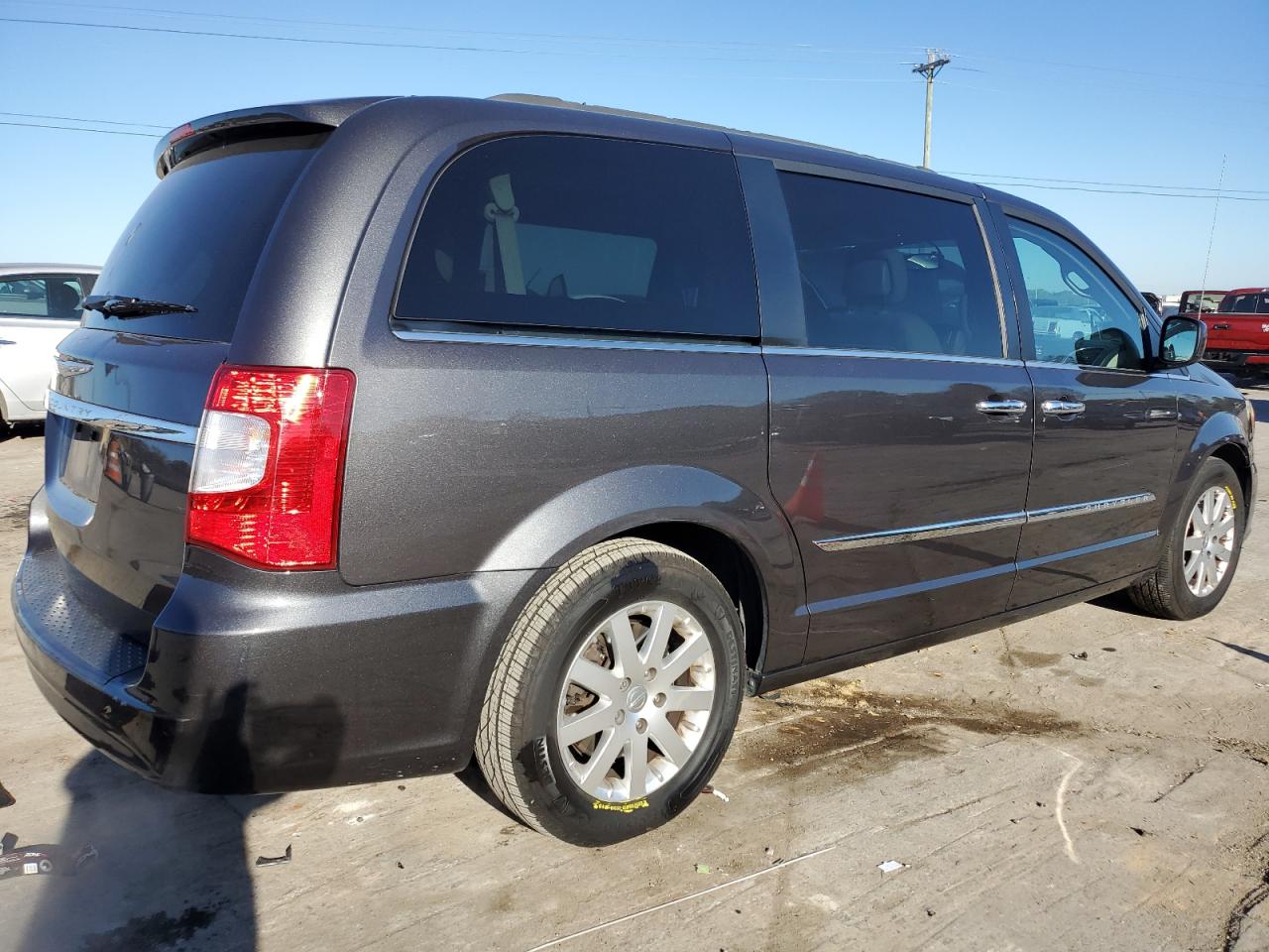 2016 Chrysler Town & Country - Image 3