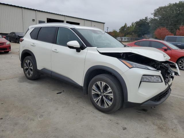 5N1AT3BA2MC725408 Nissan Rogue SV 4