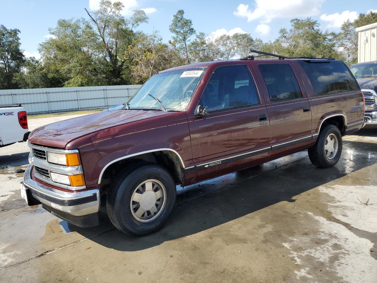 1999 Chevrolet Suburban C1500 VIN: 1GNEC16R5XJ350275 Lot: 74693544