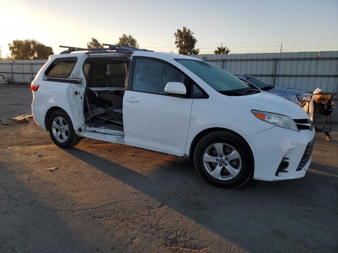 2018 Toyota Sienna - Image 4