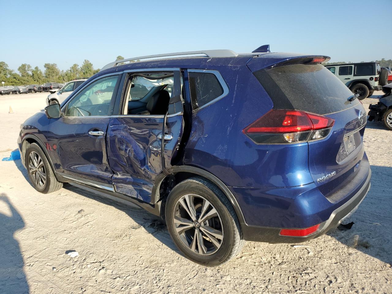 2018 Nissan Rogue - Image 2