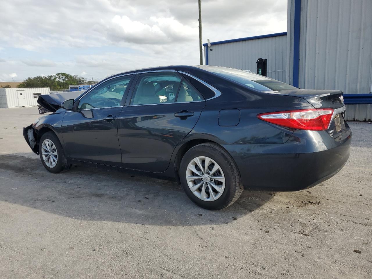 4T1BF1FK2HU452084 2017 TOYOTA CAMRY - Image 2