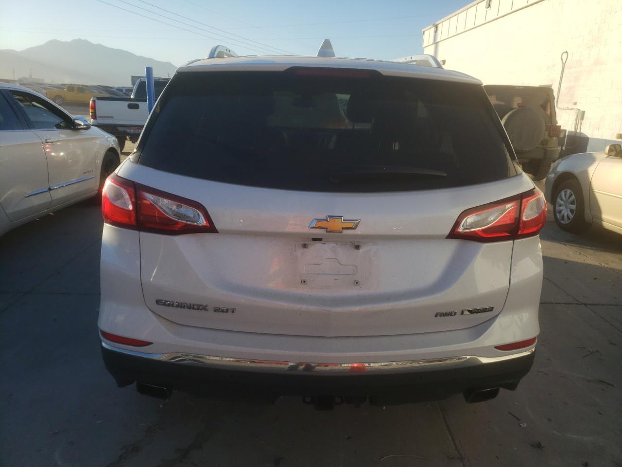 2GNAXWEX0J6220831 2018 Chevrolet Equinox Premier