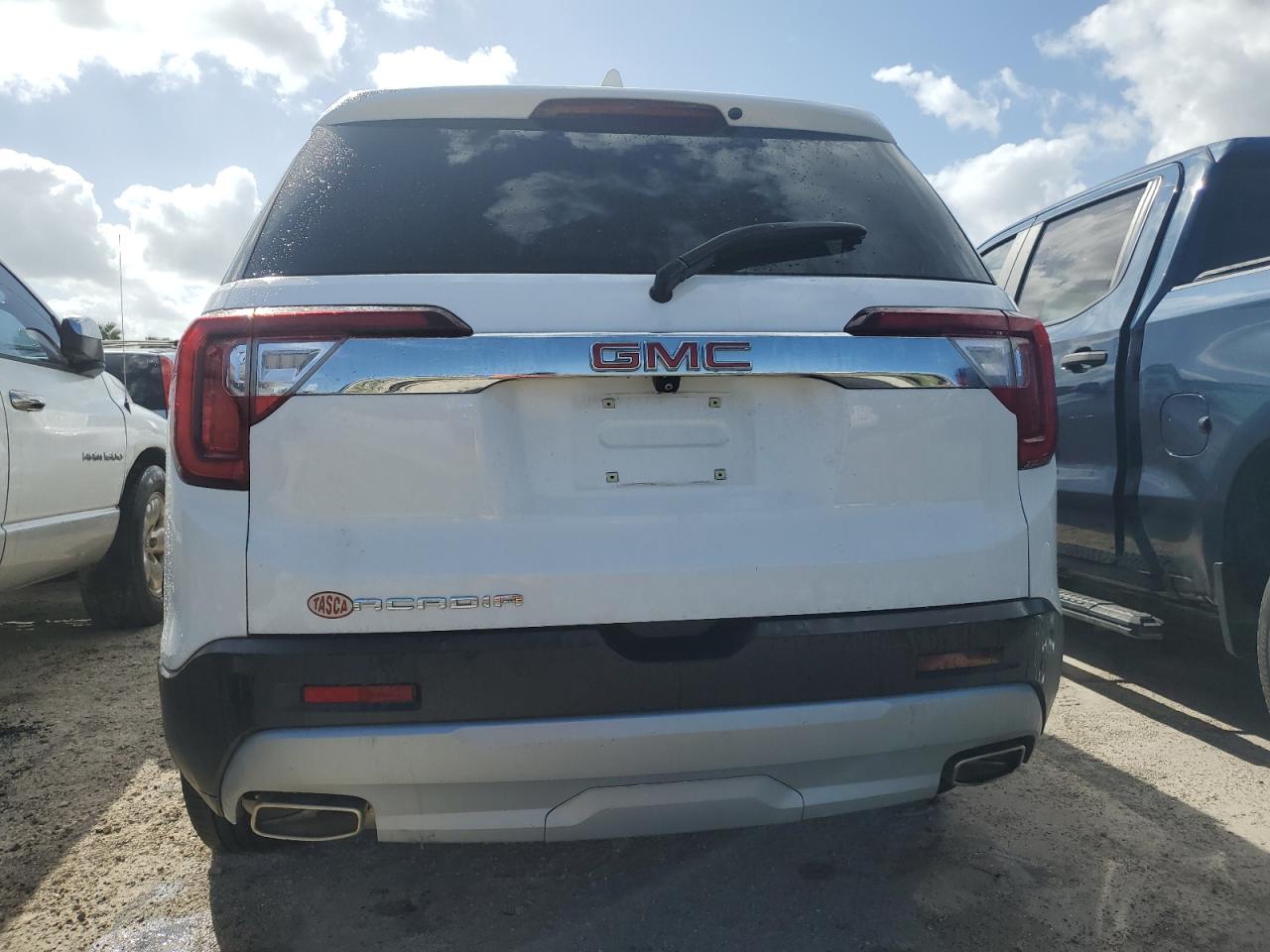 2022 GMC Acadia - Image 6