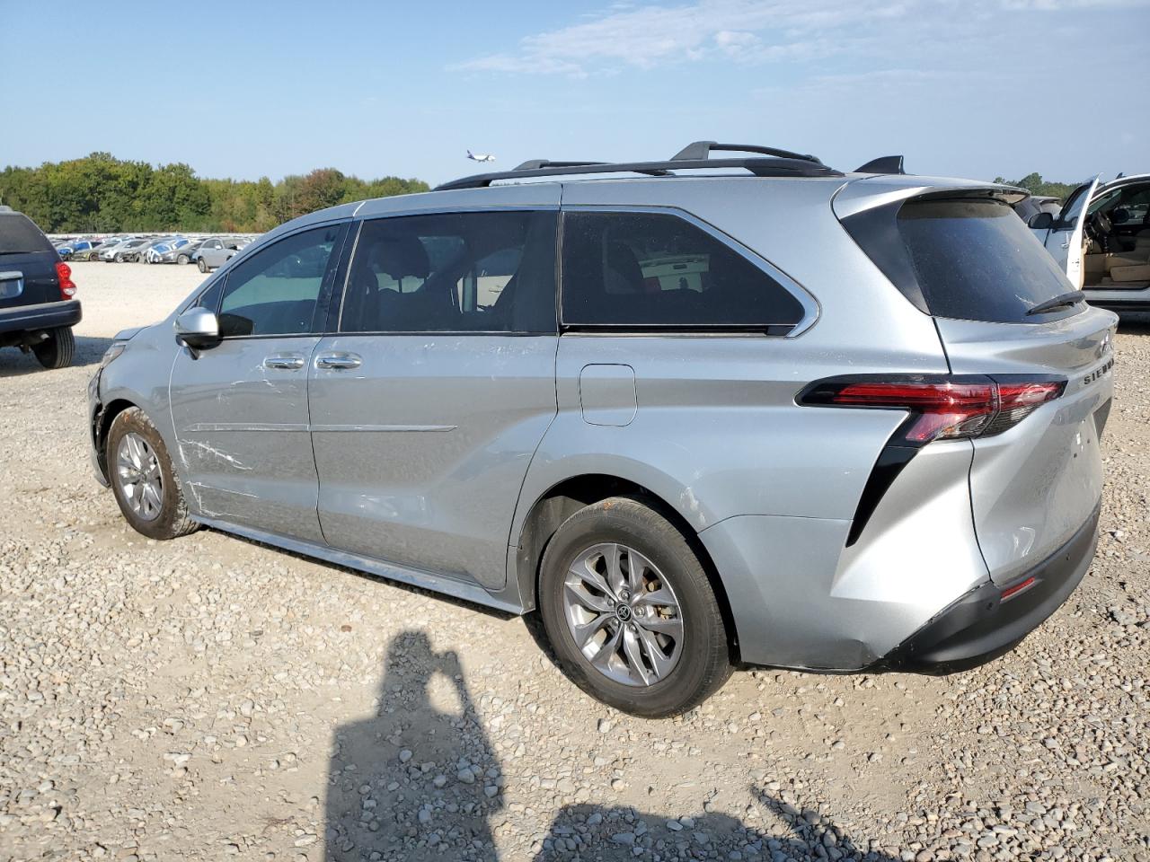 2022 Toyota Sienna - Image 2