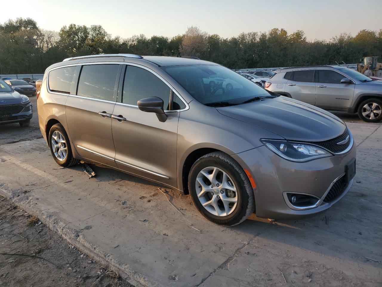 2017 Chrysler Pacifica - Image 4