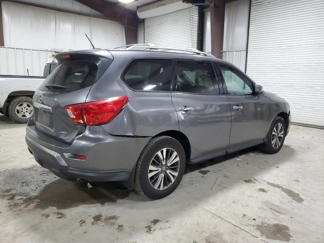 2017 Nissan Pathfinder - Image 3