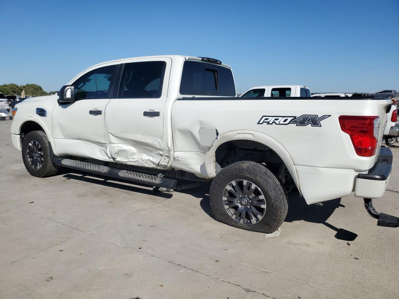 VIN 1N6BA1F44JN527370 2018 NISSAN TITAN no.2